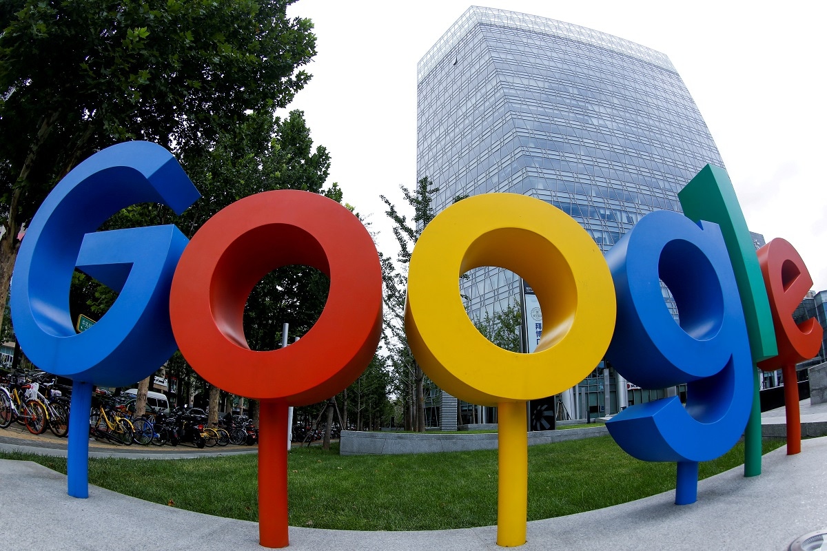 FILE PHOTO: Le logo de la marque Google d'Alphabet Inc est visible devant son bureau à Pékin, en Chine. (Image pour la représentation/REUTERS)